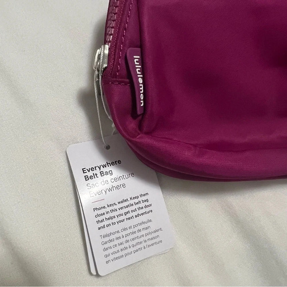 🆕 Lululemon Everywhere Belt Bag - Wild Berry - Picture 4 of 5